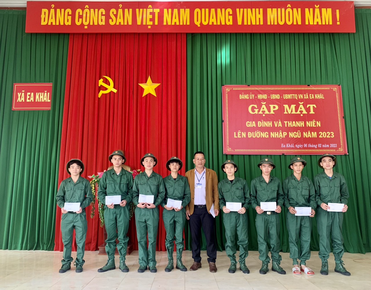 Xã Ea Khăl gặp mặt gia đình và thanh niên lên đường nhập ngũ năm 2023